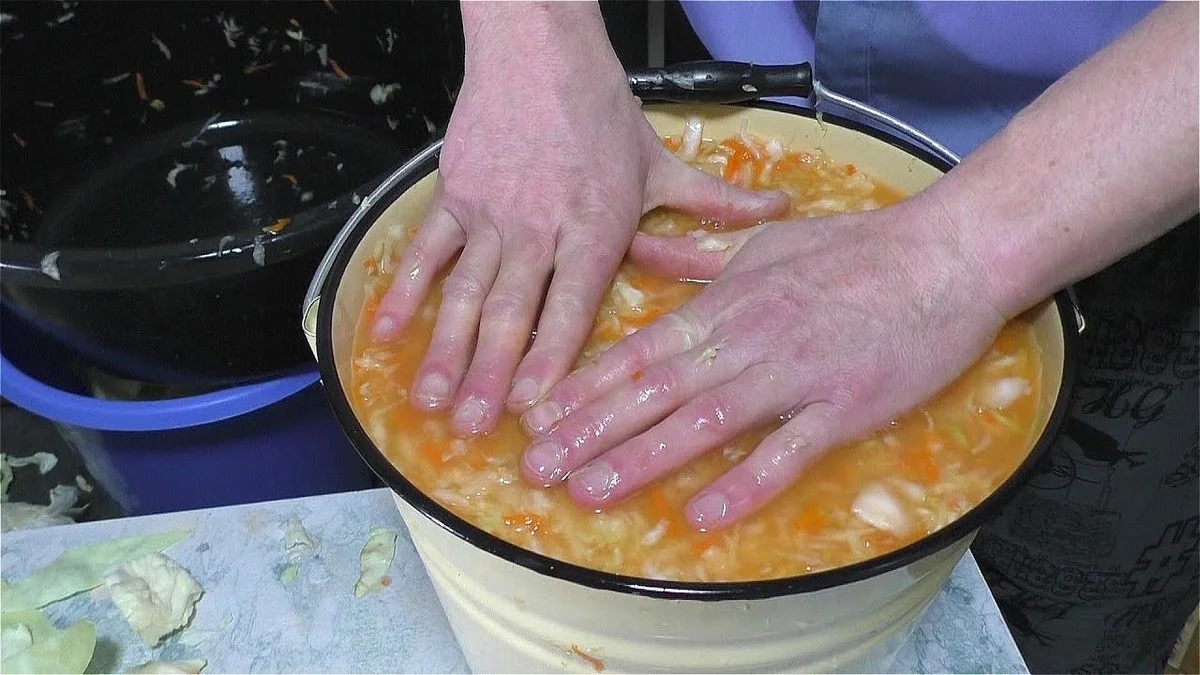 Proč zkušení kuchaři nekvasí zelí v třílitrové sklenici, ale používají hrnec: 3 velikosti a jejich tajné triky