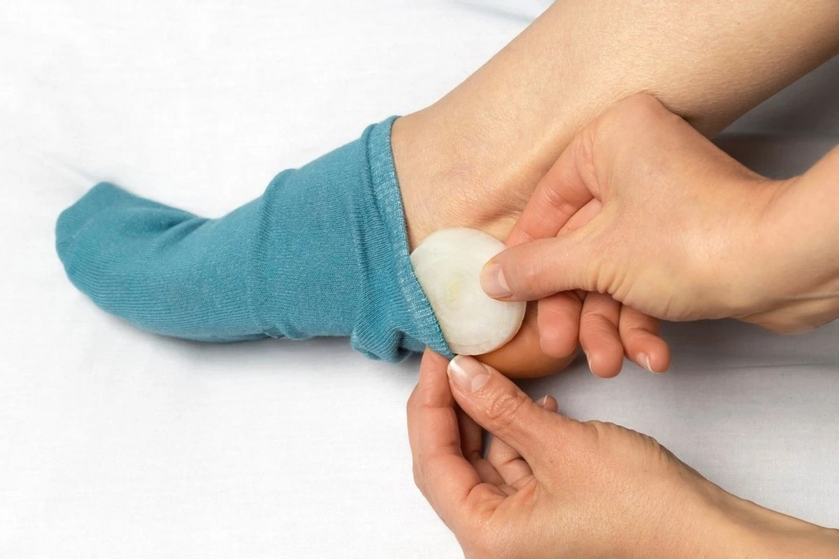 Proč lidé dávají cibuli do ponožek a co patří do mikrovlnky: nečekané triky - image 1