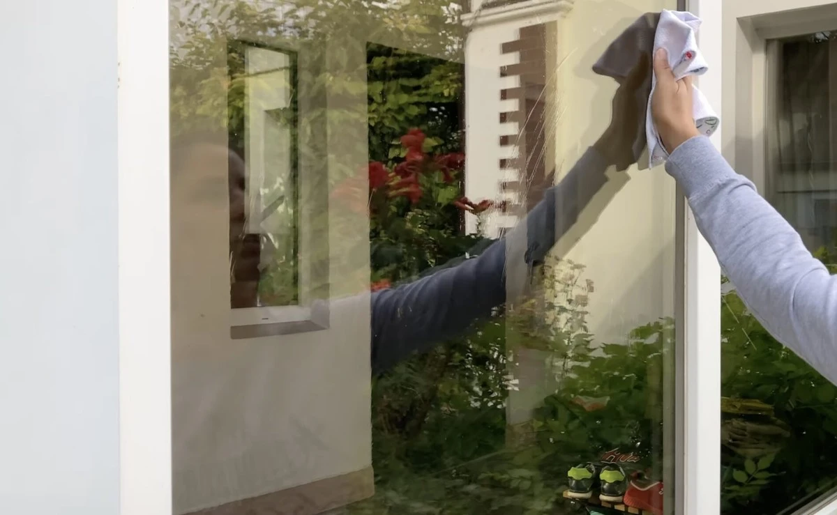 Skleněné povrchy bez šmouh jedním trikem: Připravte si tenhle jednoduchý roztok a uvidíte rozdíl!