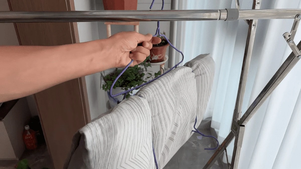 Věšák jako geniální pomocník: 3 triky pro domácnost, o kterých jste ani netušili