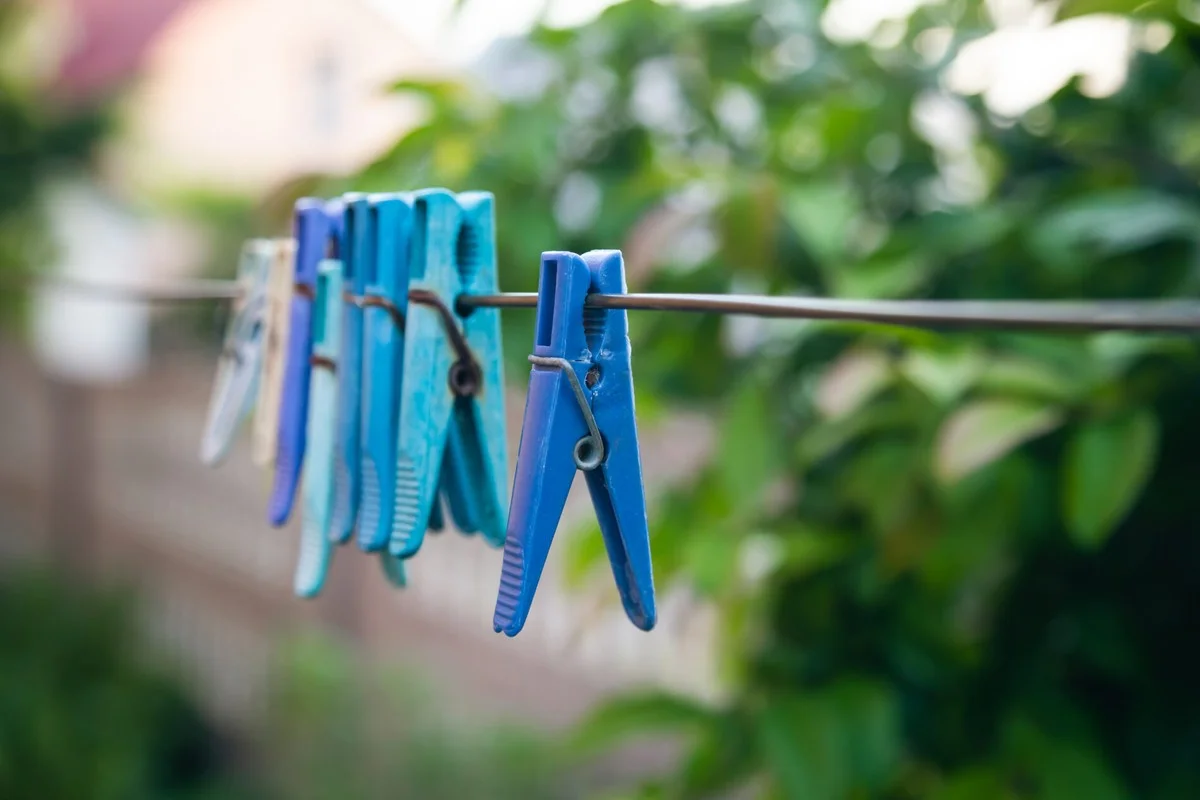 Staré kolíčky nikdy nevyhazuji: Ukázalo se, proč je kuchaři lepí dovnitř skříněk (Geniální trik)