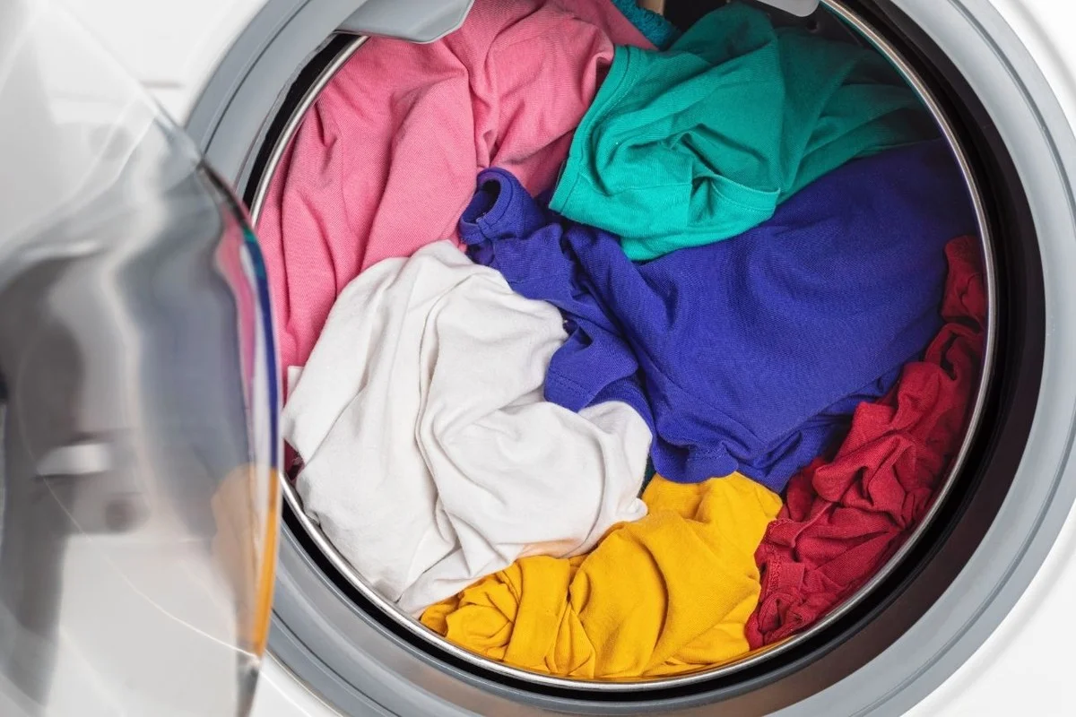 4 lorbeerové listy smíchám s jedlou sodou – a dám do bubnu pračky: oblečení jako nové - image 1