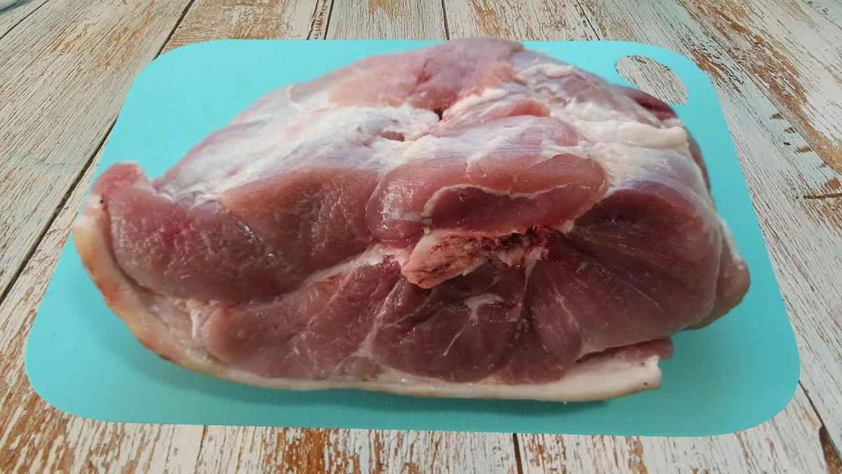 Proč šéfkuchaři nikdy nemyjí syrové maso před vařením: jejich odpověď vás šokuje