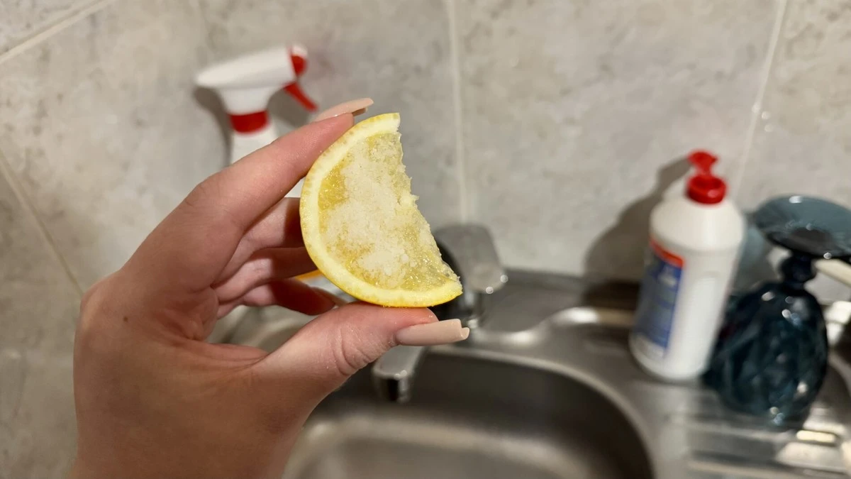 Jednoduchý trik s citronem a solí:zbaví vás vodního kamene a ušetří peníze
