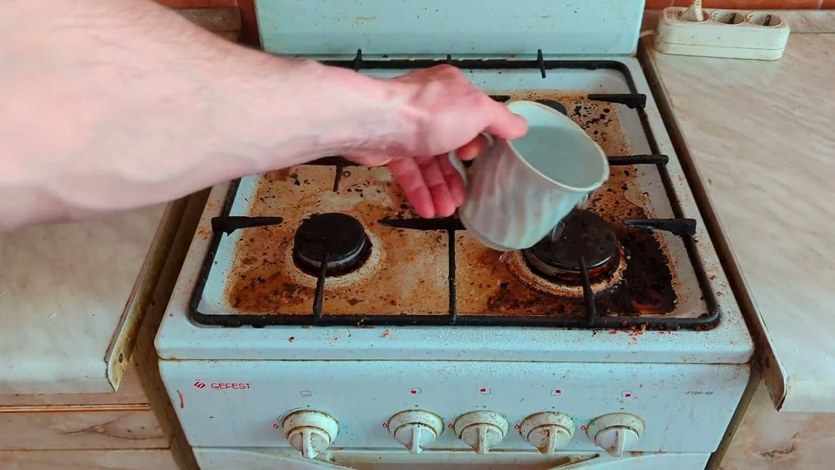 Zkušení kuchaři nedají dopustit na tyto dvě levné věci: Sporák září i při starém připálení