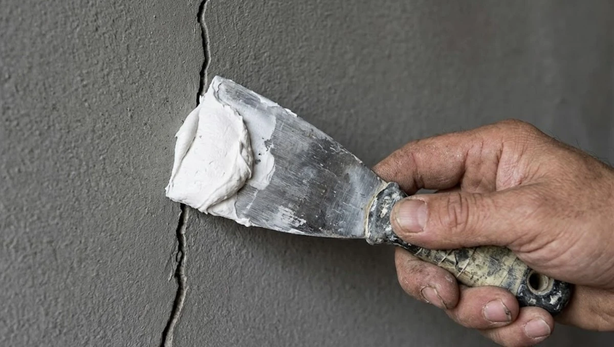 Jak snadno opravit praskliny ve zdi: 3 tipy pro kutily
