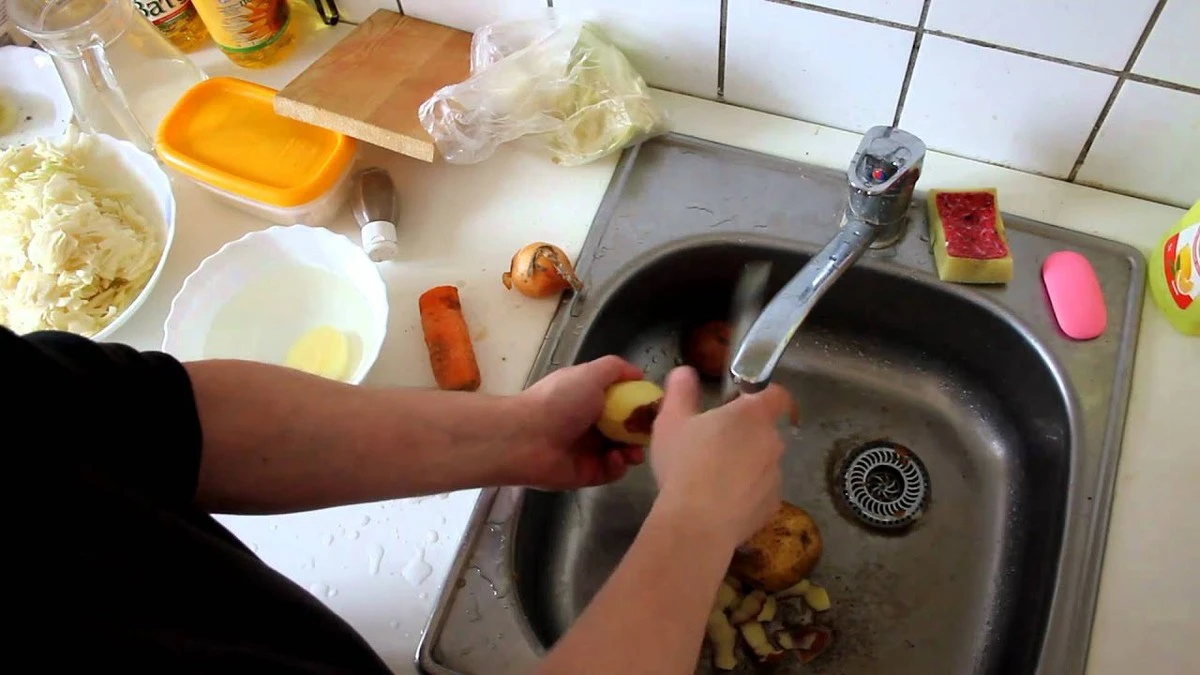 Zapomeňte na nůž: Armádní trik, jak vyčistit brambory za minutu