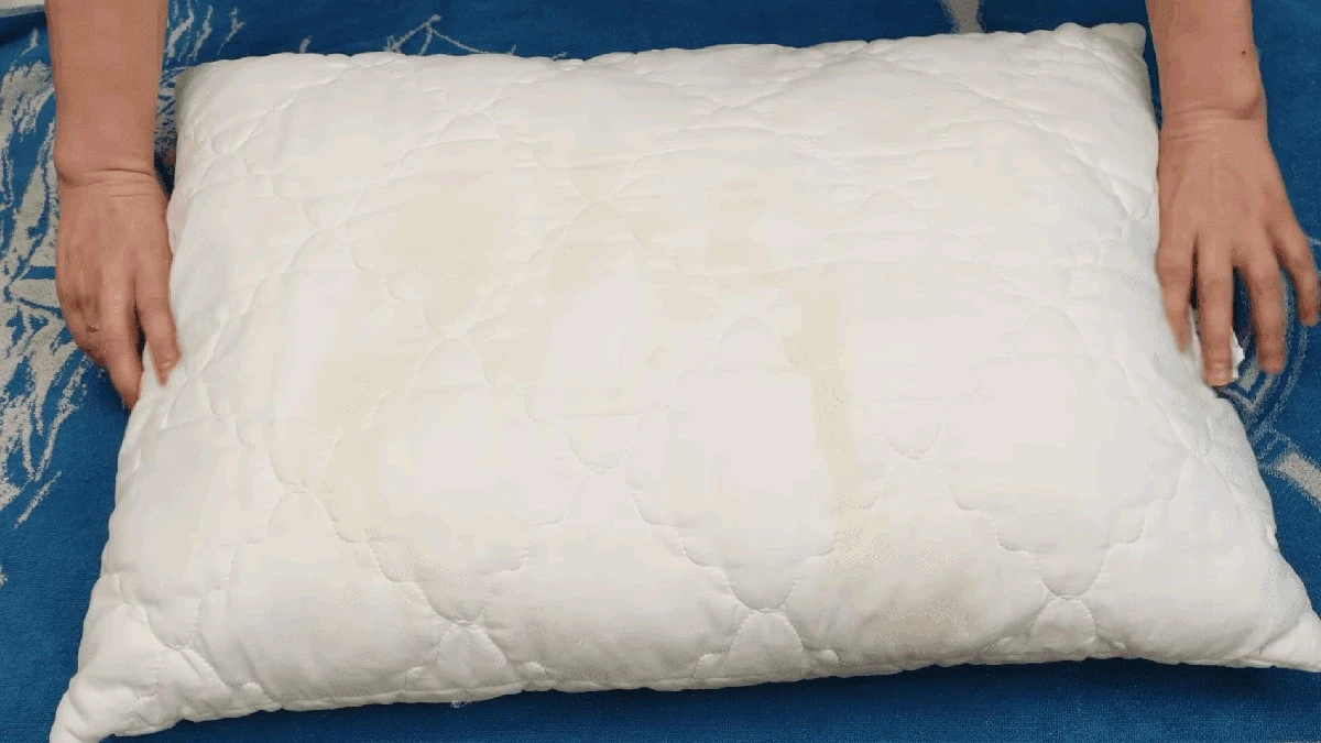 Jak vyčistit zažloutlé polštáře bez praní: Obnovte svěžest za hodinu