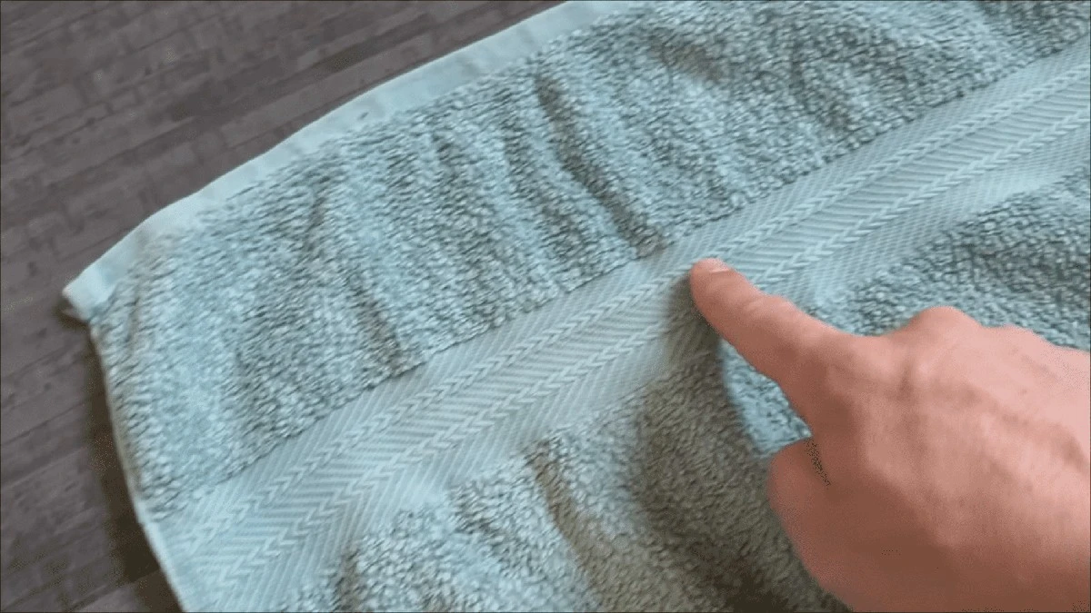 Proč má ručník tuto podivnou linii: myslela jsem, že je to dekor, ale ukázalo se, že je to tajemství, díky kterému se nevytrácí ze švů