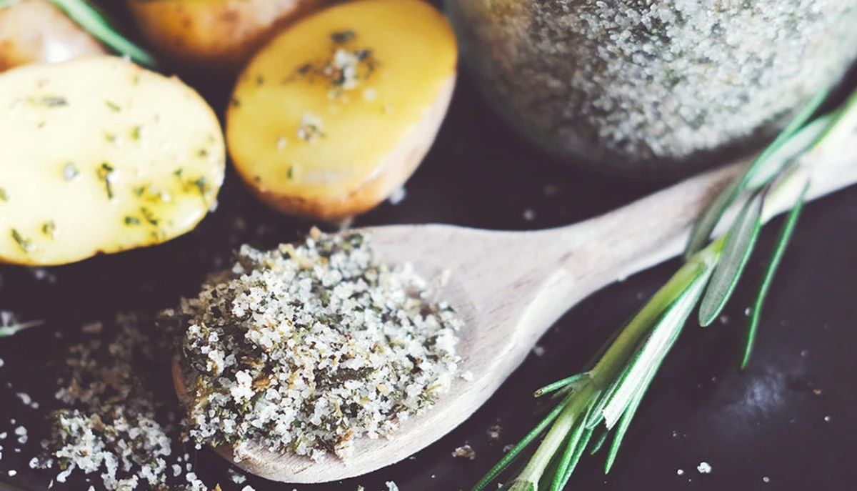 3bobkovelistyas-extra-1.webp 3 bobkové listy a sůl: Tajemství mého manžela, které ho přimělo líbat mi ruce - image 1