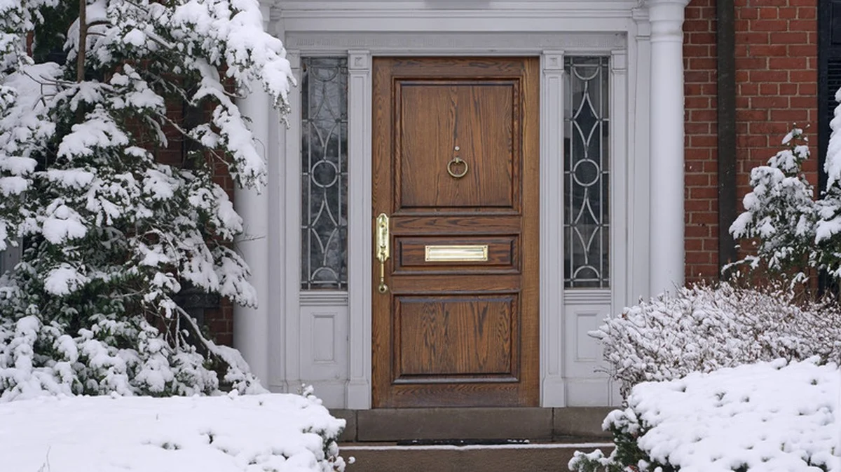 Chytrý soused vysvětlil, proč v zimě netáhne od dveří bytu: Stačila jedna maličkost - image 1
