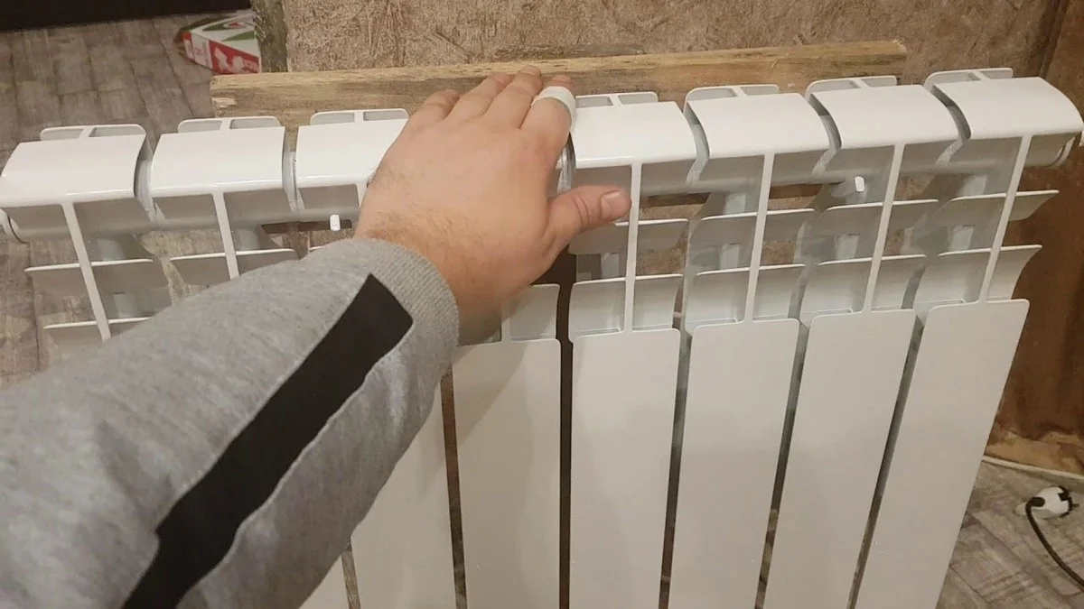 Prochladný byt? Zkušené hospodyně poradily, kam umístit obyčejnou fólii, aby topení hřálo jako na plný výkon