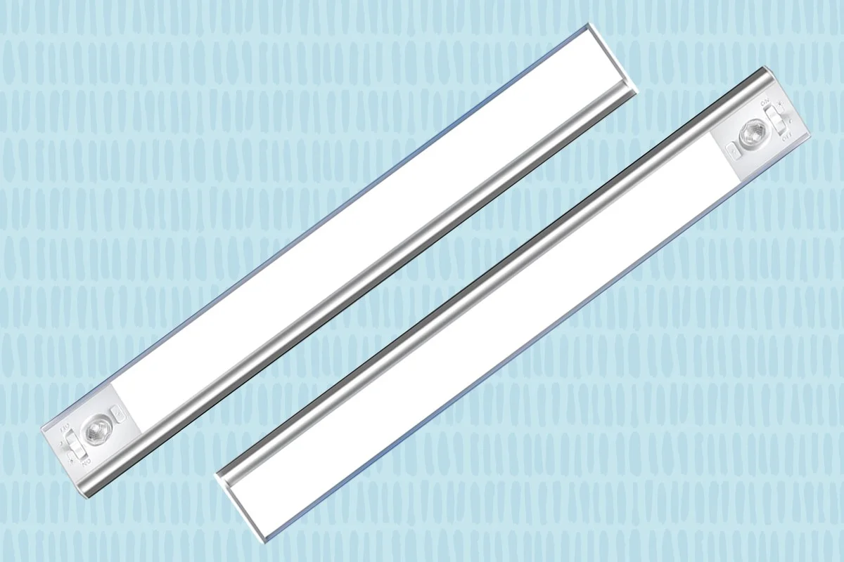 Zapomeňte na drahé osvětlení: Jak jsem vyřešila tmu v kuchyni za 300 Kč a teď to chci do každé místnosti