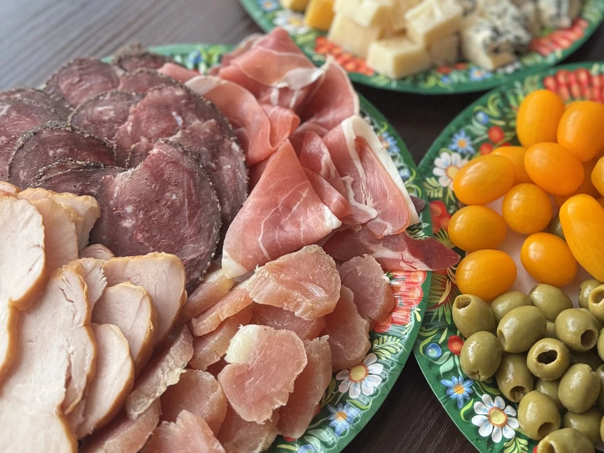 Jeden trik z MasterChefa, jak krájet salám dokonale rovně pro sváteční hostinu