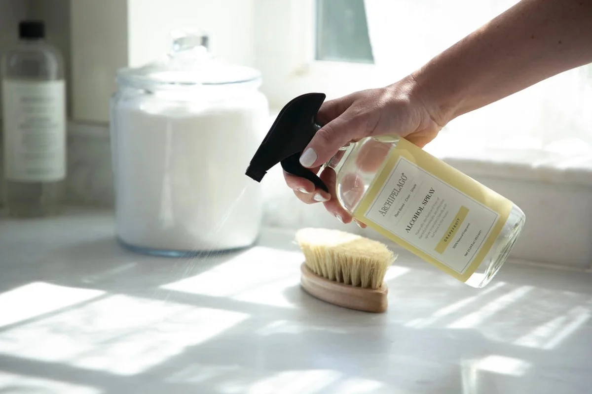 Proč zkušení kuchaři udržují láhev peroxidu vodíku ve skříni pod dřezem - image 2