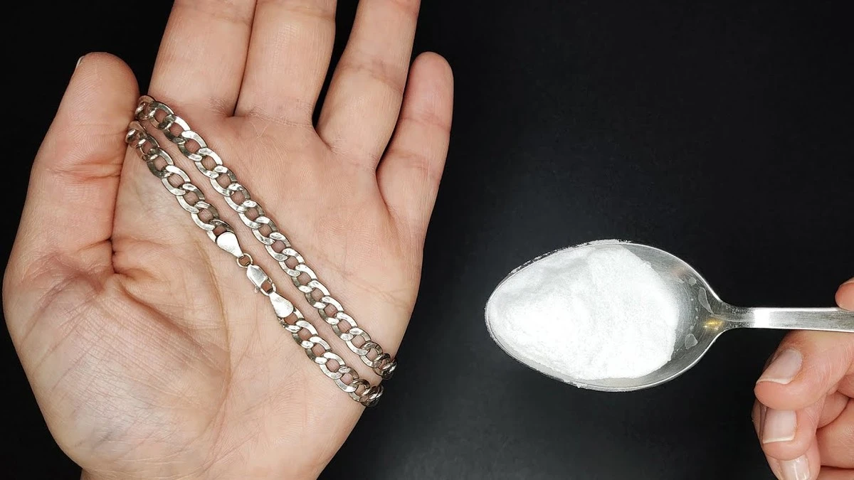 Domácí trik pro zářivé stříbro: jen dvě lžíce rýže a pár kapek prostředku na nádobí