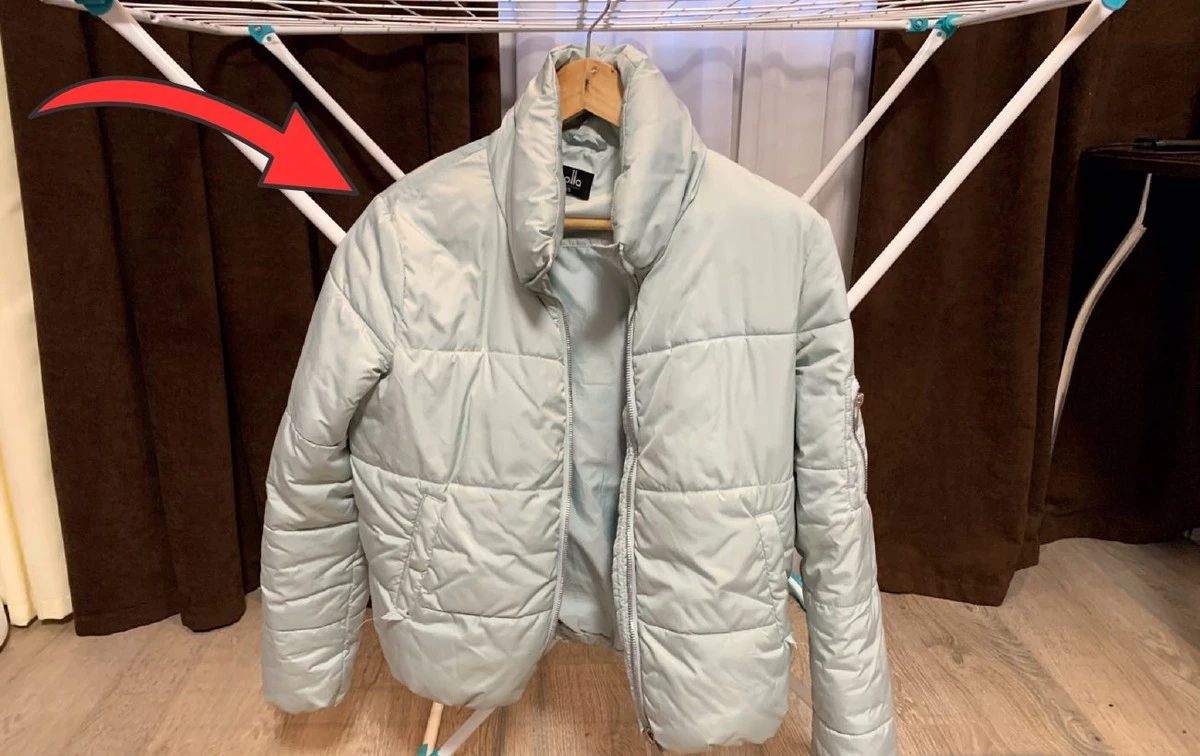 Jak vyčistit péřovou bundu bez praní: Triky s použitím pěny na holení