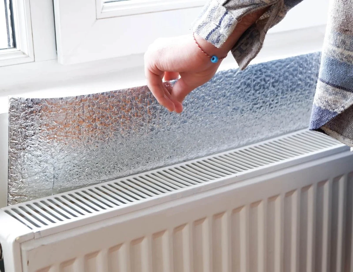 Jak vyřešit chlad v místnosti i při mrazu: trik s alobalem na topení - image 1