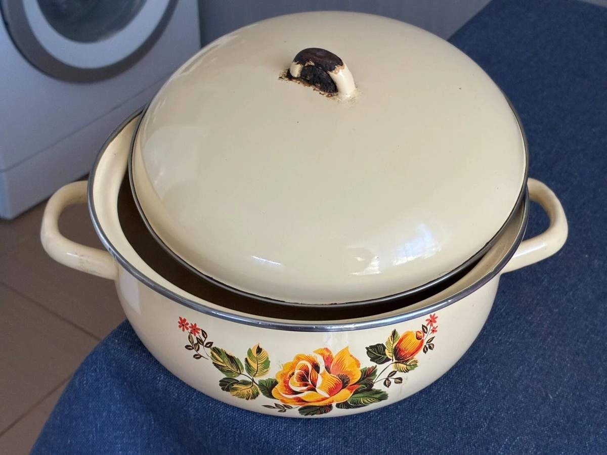 Не дизайнерський трюк: 1 причина, чому на радянському посуді робили чорний обідок зверху