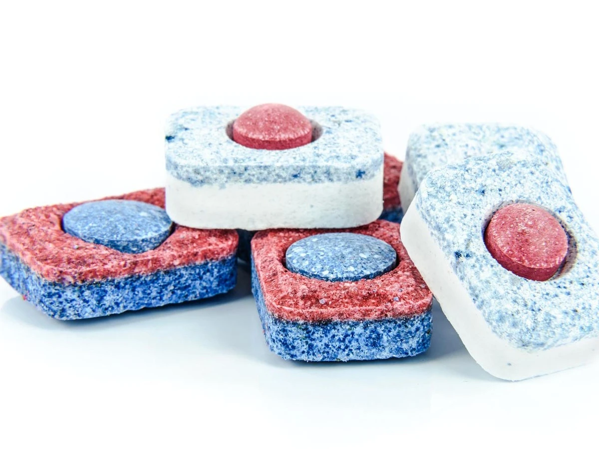 Jedna tableta do myčky zlikviduje mastnotu i vodní kámen. - image 1