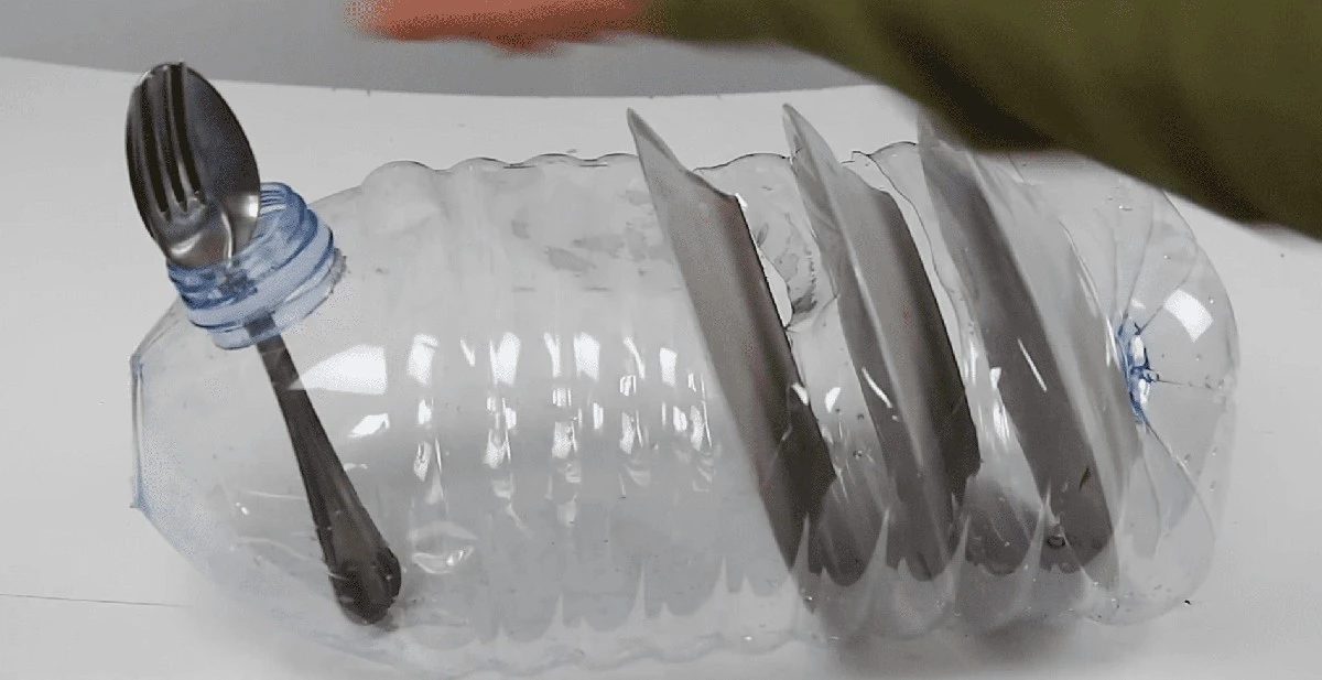 5 chytrých triků s 5litrovou lahví: proměňte ji v umyvadlo i držák na náčiní