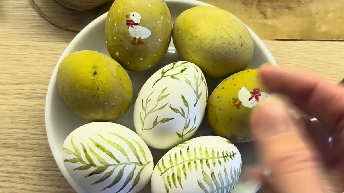 Proč zkušené hospodyňky sypou na velikonoční vajíčka kurkumu a špenát místo cibulových slupek