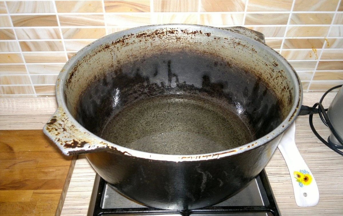 Prababiččiny litinové kotle už nikdy nebudou takhle zářit: 1 metoda, po které i staletý nálet "zmizí"