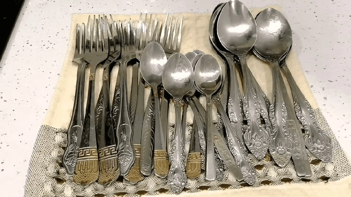 Proč vaše příbory zazáří jako hvězdy? Tajemství sody a soli