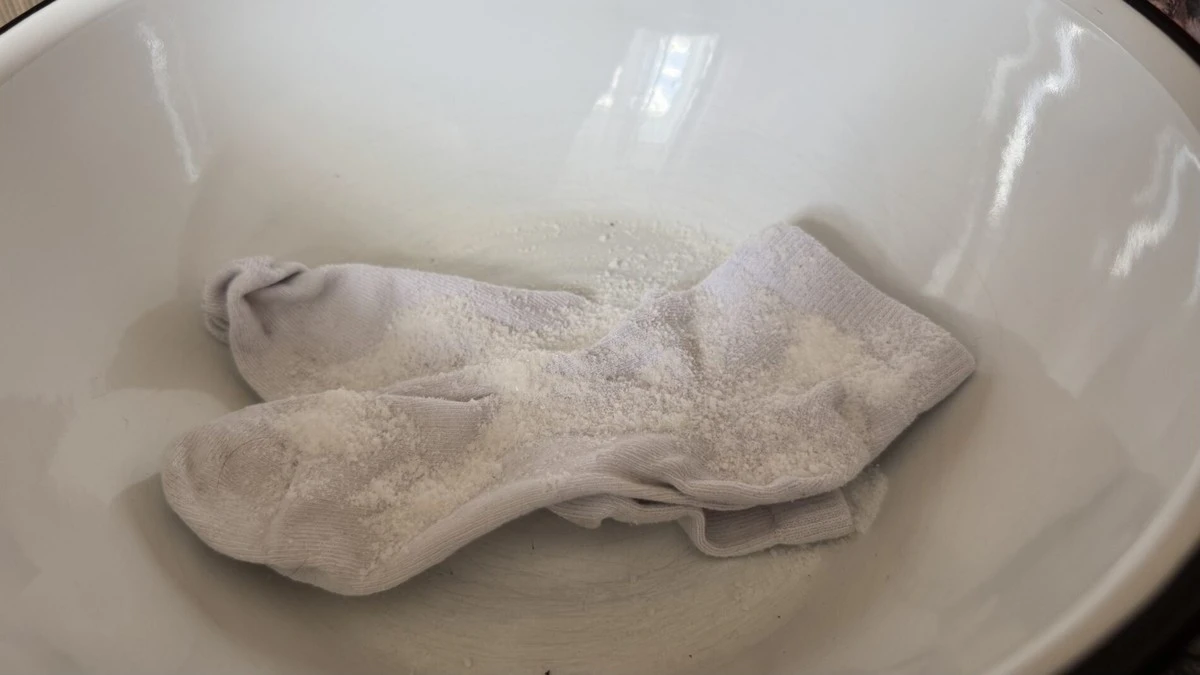 Proč vaše babička sypala ponožky solí: Tajný trik pro neuvěřitelnou svěžest