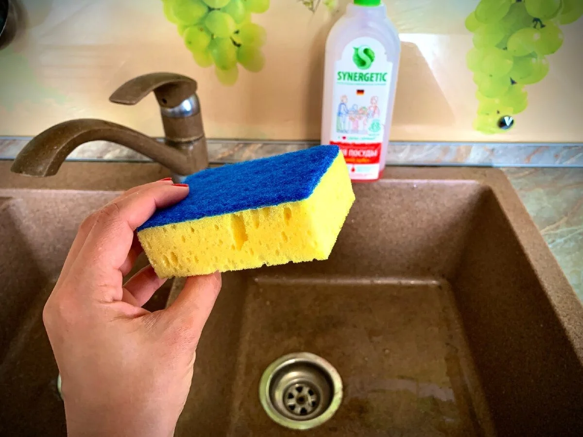 Trik, který prodlouží život houbičky. Proč ji málo kdo dává na 40 sekund do mikrovlnky