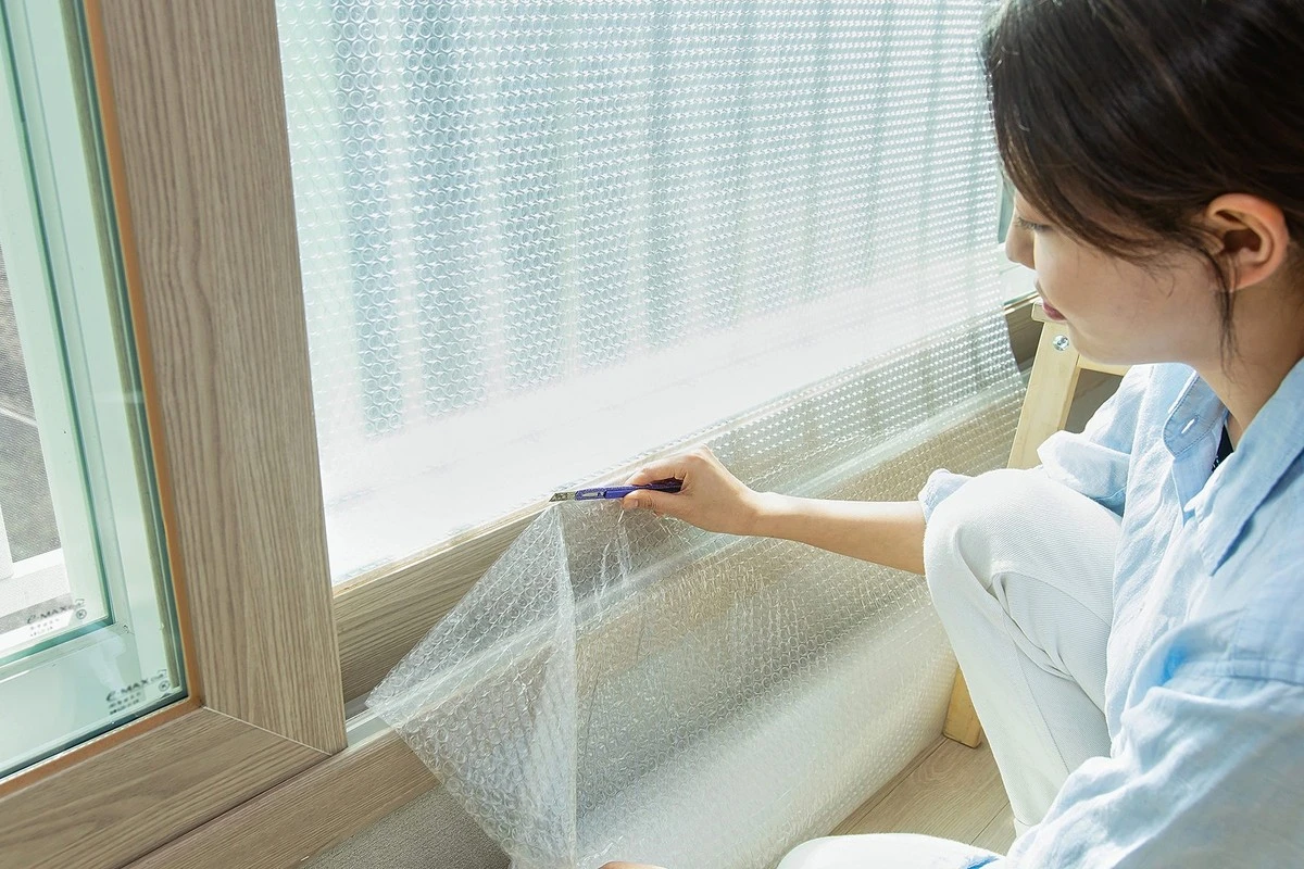 Proč si zkušené hospodyňky balí bublinkovou fólii kolem oken (a nejen tam) - image 1