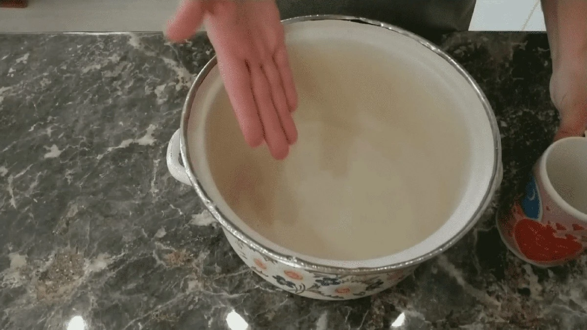 Jedna lžíce octa v rozprašovači: Jak moje tchyně vyčistila 5 zón v domě k dokonalosti