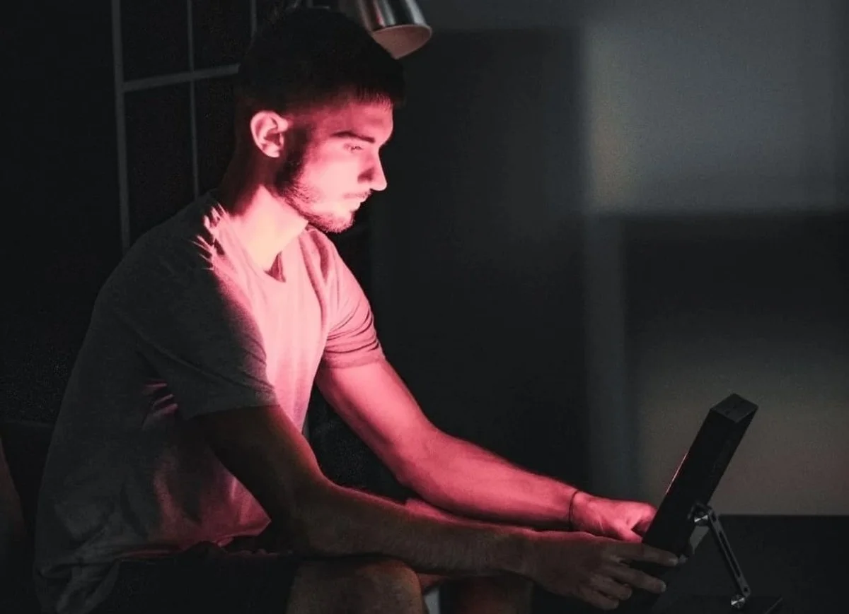 Proč zkušení biohackeři míří infračerveným světlem na břicho (a co to dělá se střevy)