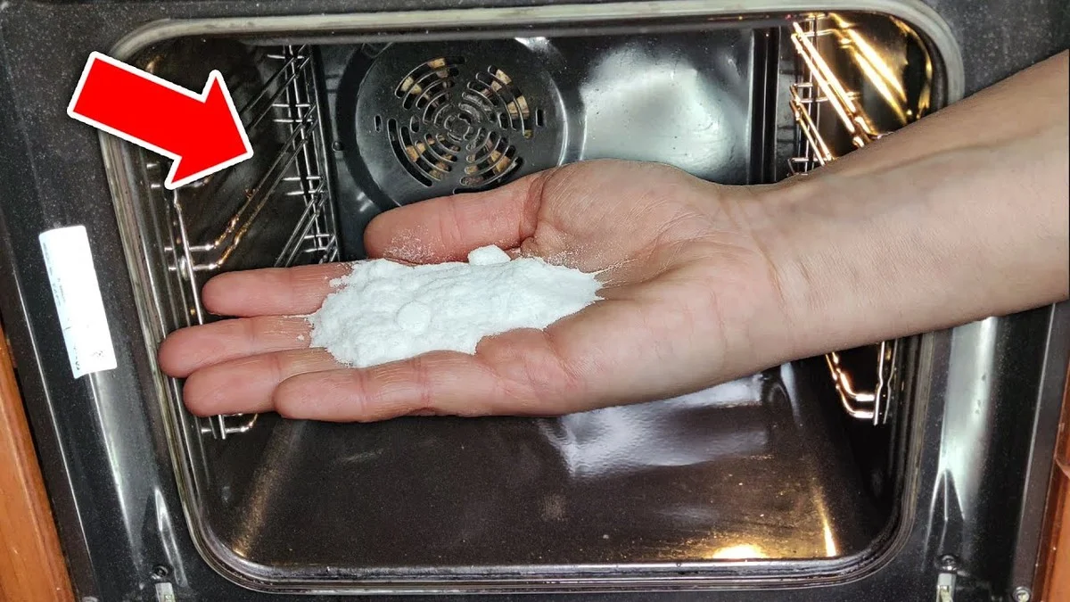 Proč zkušení kuchaři čistí troubu jedlou sodou a octem