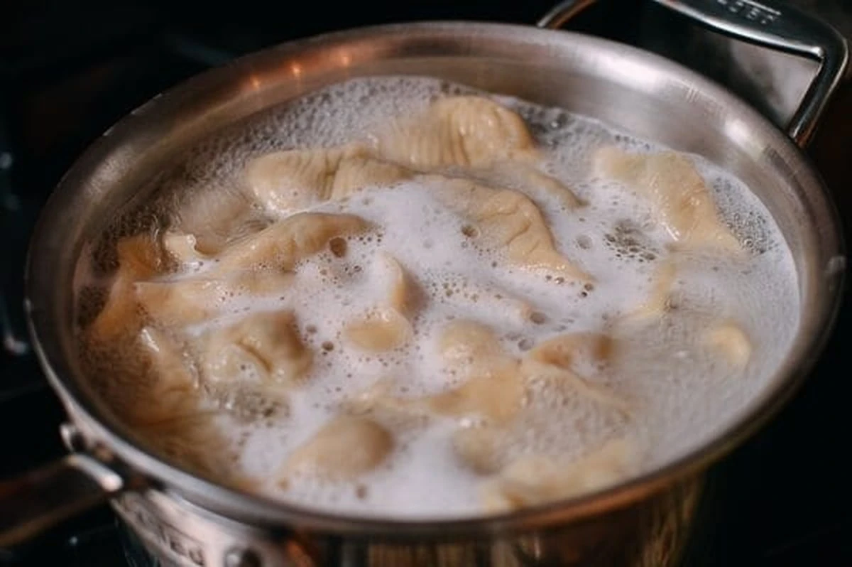 Tekutý poklad uvnitř: Proč zkušené hospodyňky přidávají sklenici vody do vařených knedlíčků - image 1