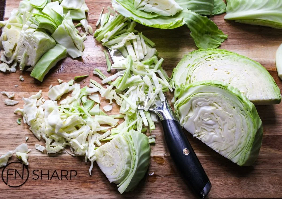 Proč zkušení kuchaři vždycky dávají zelí do mrazáku před balením holubce - image 1