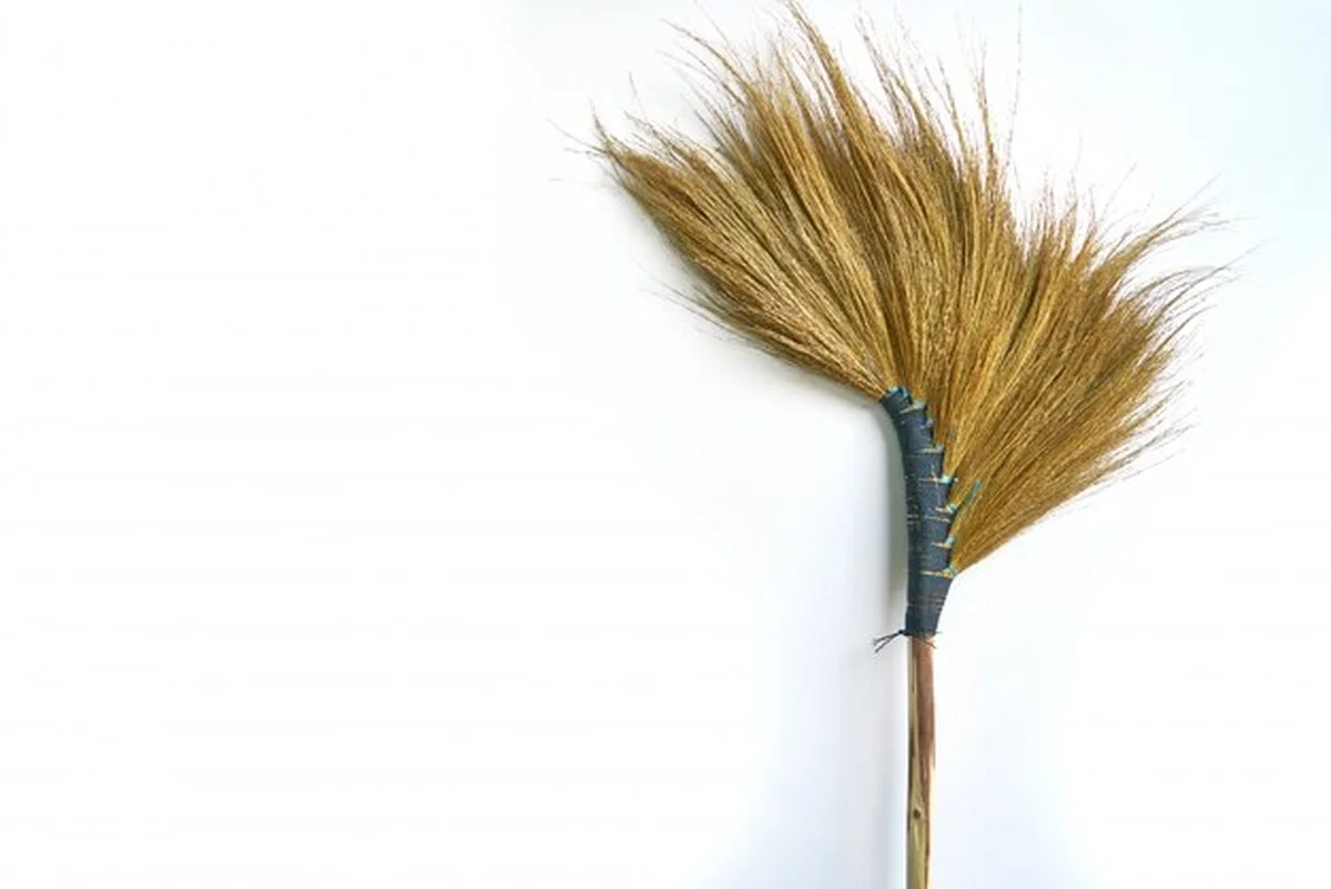 Nečekaná chyba při zametání! Takhle správně vyčistíte koště, aby podlaha zářila - image 1