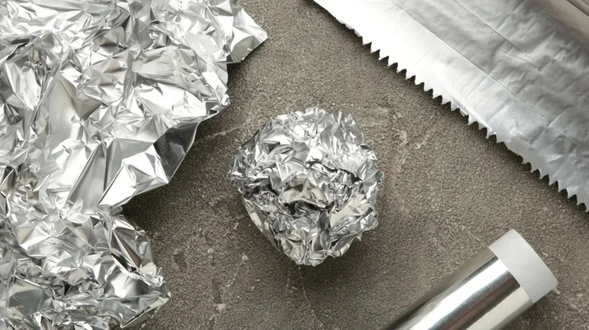 Oživte tupé nůžky jedním trikem s kuchyňskou fólií - image 2