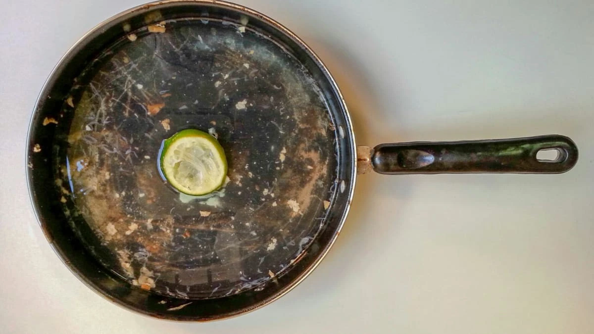 Jednoduše odstraníte i letitý připálený nádobí: Starý trik babiček, co funguje lépe než drsné chemikálie - image 1