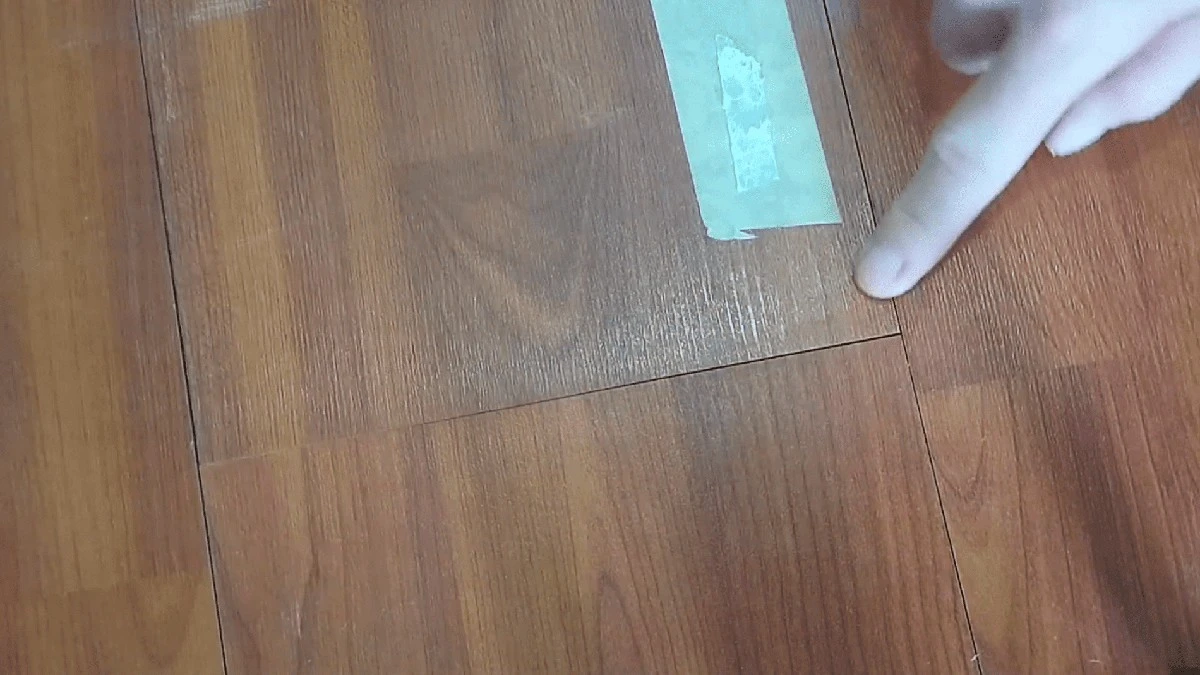 Skryty trik truhláře: Srovnejte zkroucený laminát jediným trikem (bez bourání)