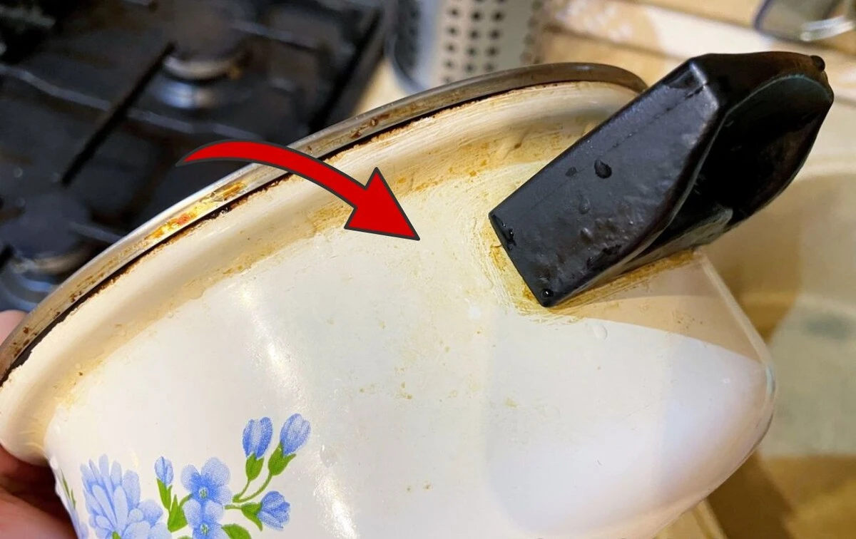 Starý smaltovaný rendlík zazáří jako vánoční ozdoba: 2 lžíce něčeho, co všichni vyhazují, odstranily připálené zbytky