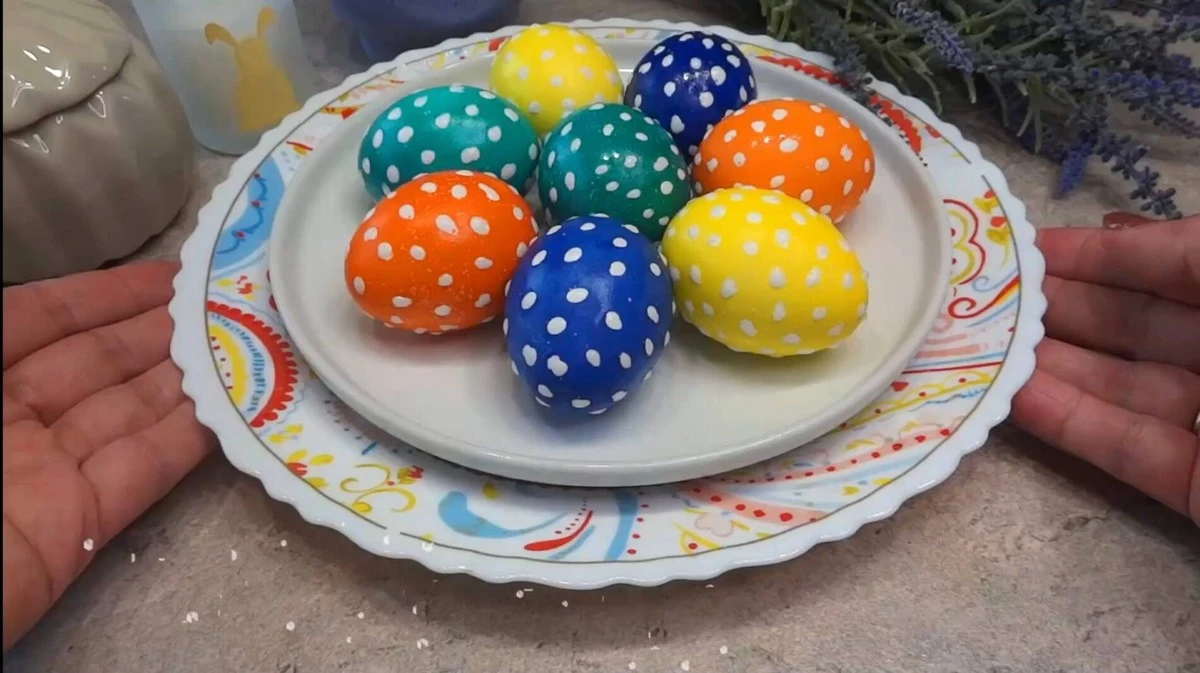 Zapomeňte na nudná vajíčka: tajný trik s cibulovou slupkou a voskem pro dokonalé puntíky