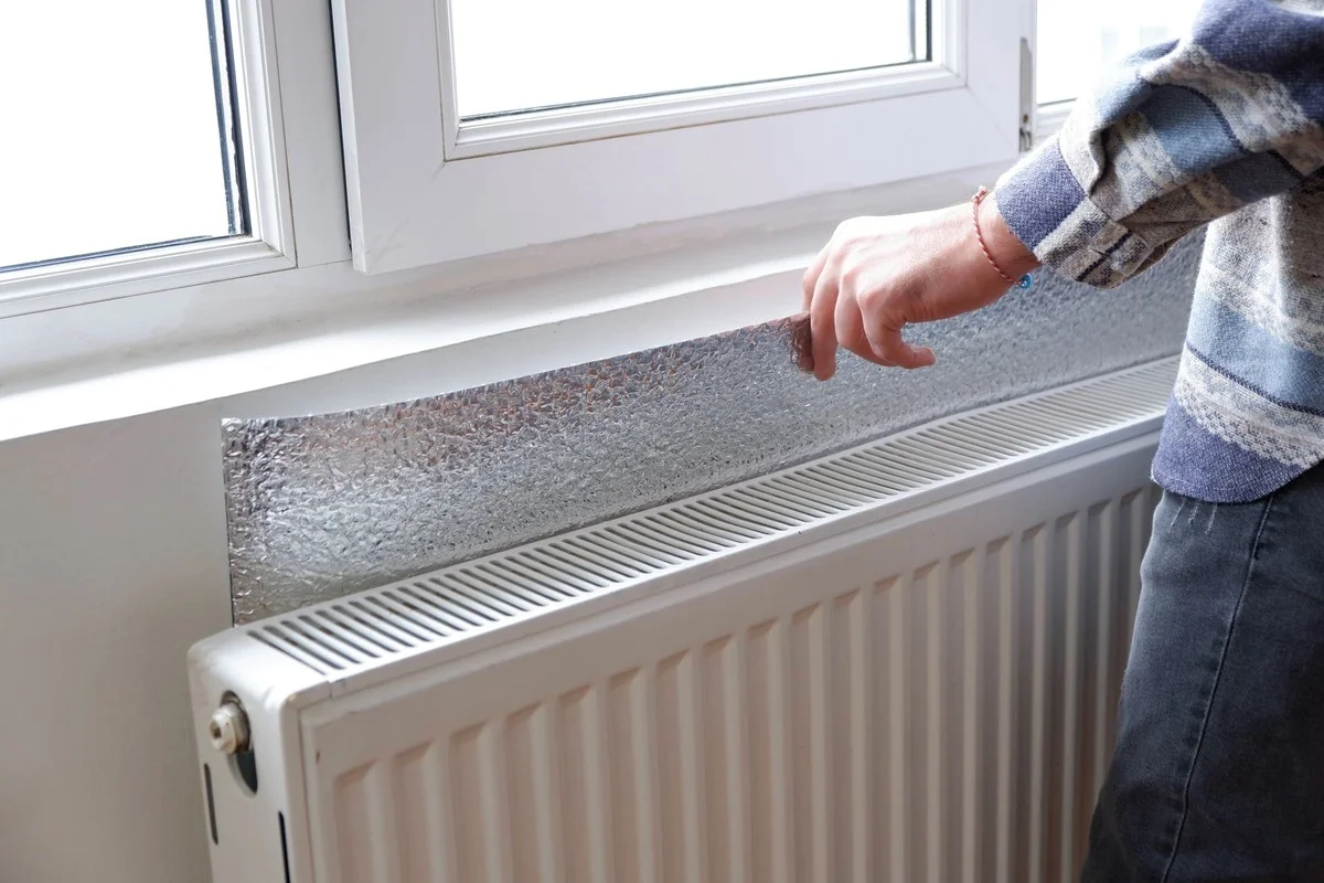 Proč zkušení Češi dávají za radiátor alobal: Vytopí místnost až o 5 °C bez zdražení - image 1