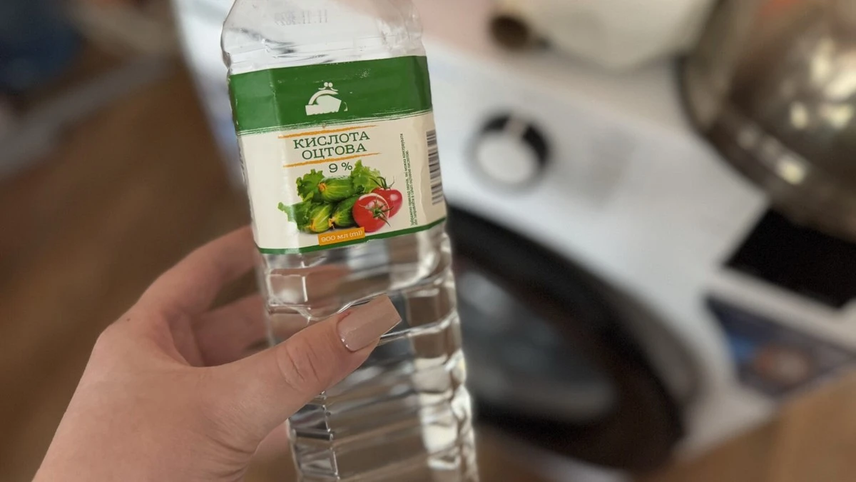 Proč zkušené hospodyně kupují ocet po pěti kusech: na podlahu, okna i praní