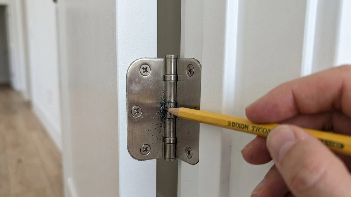 Графітовий олівець зупинить скрип дверей на місяці: забудете про проблему