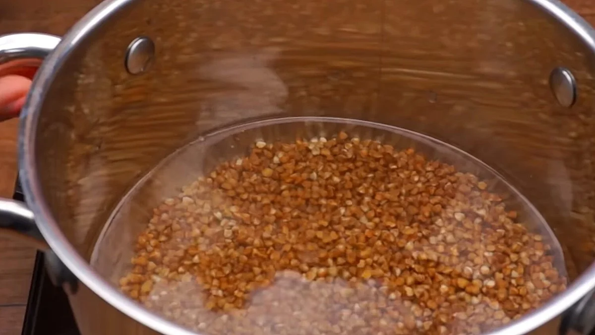 Jak vařit pohanku (Ne rozmočenou kaši): Přesný čas 15 minut a trik s jedním decilitrem vody navíc