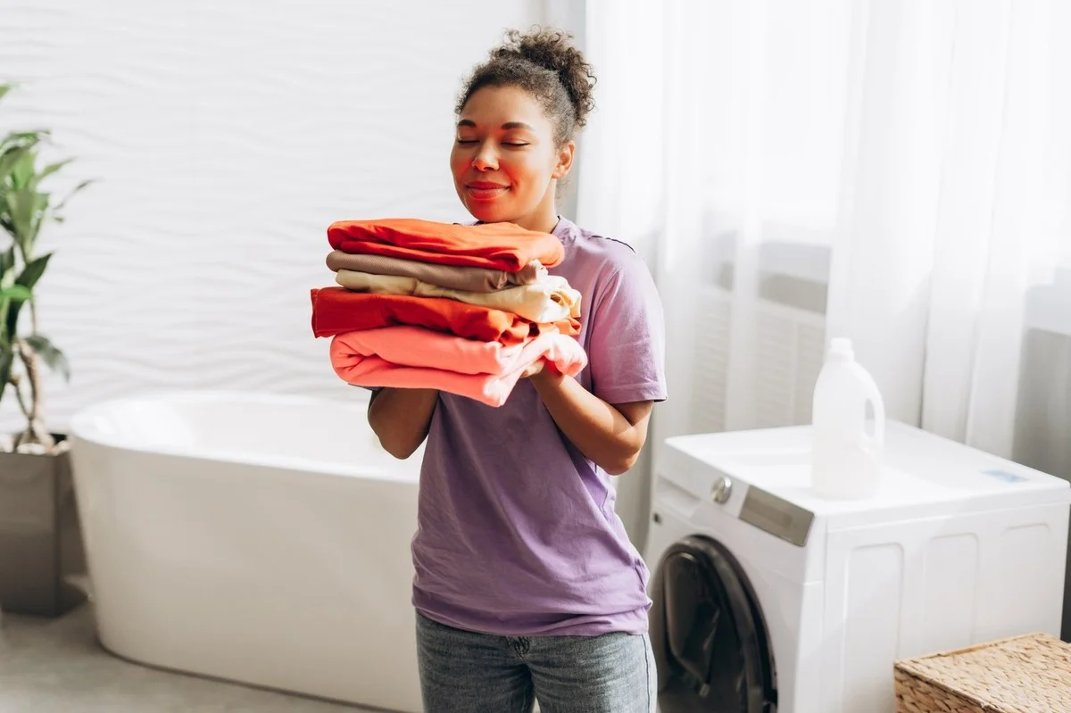 Proč zkušení Češi dávají na dno skříně malý sáček: Zbaví vás zatuchliny na celou zimu - image 2