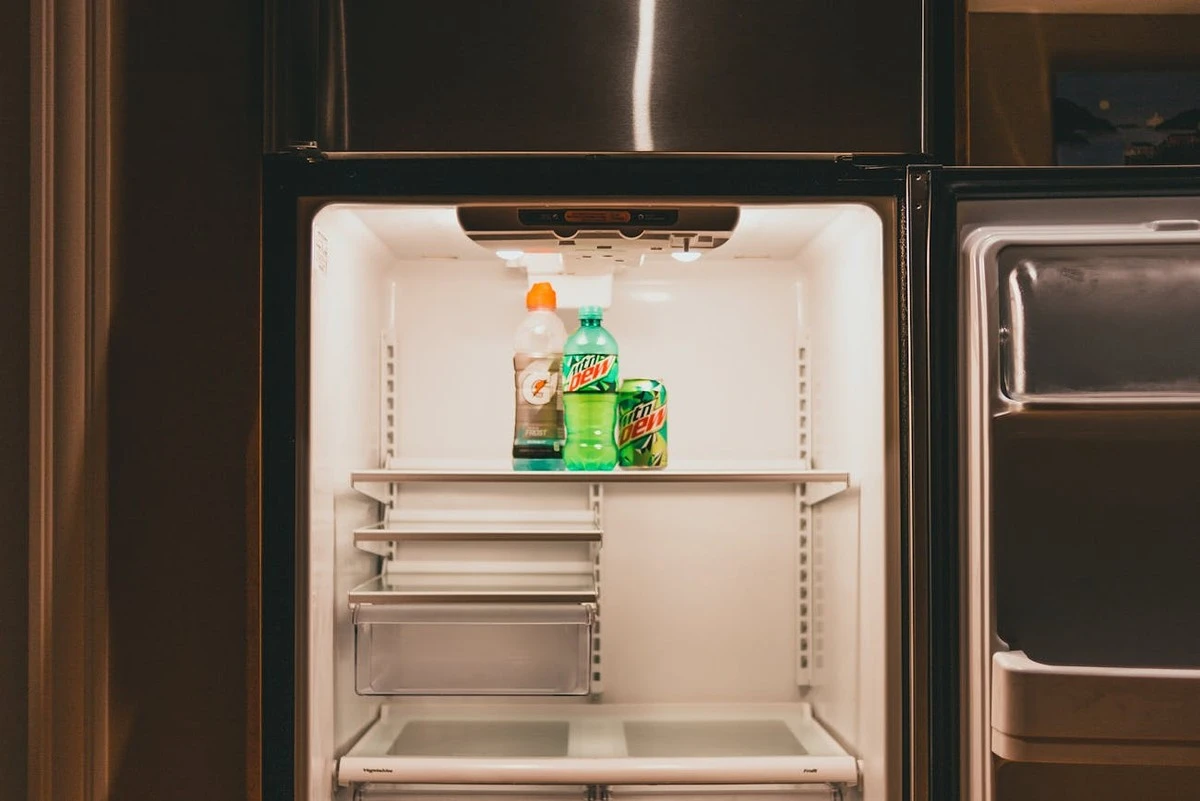 Dva zázraky, co zkrátí drhnutí lednice na 10 minut