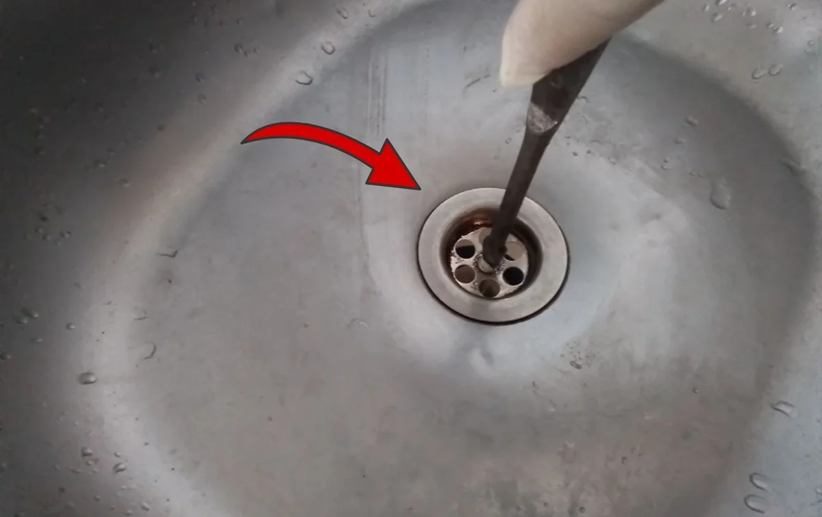 Proč pokojská na hotelu vždy přikrývá dřez fólií: Triky na 100% odstranění tuku bez chemie