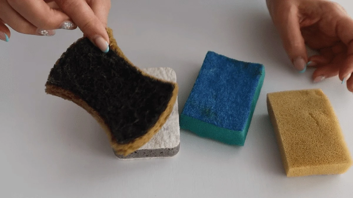 Proč utrácet za houbičky? Ze starého závěsu a gumičky vyrobíte věčnou utěrku, která schne za 3 minuty